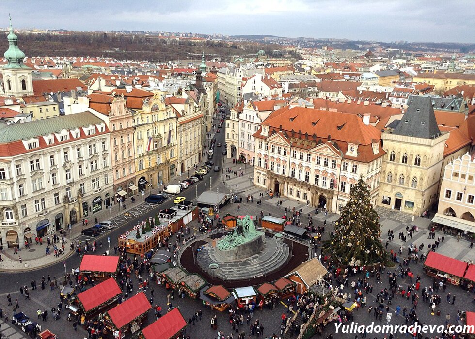 туристы в Праге под Рождество
