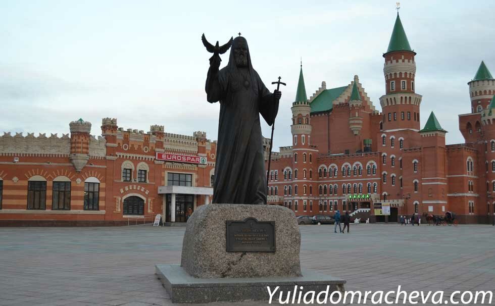 Памятник-Патриарху-Московскому-в-Йошкар-Оле