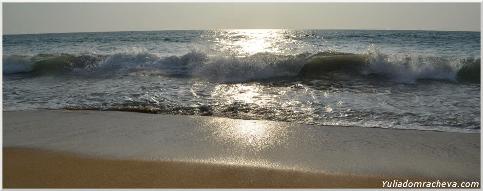 Большие волны на пляже Май Кхао