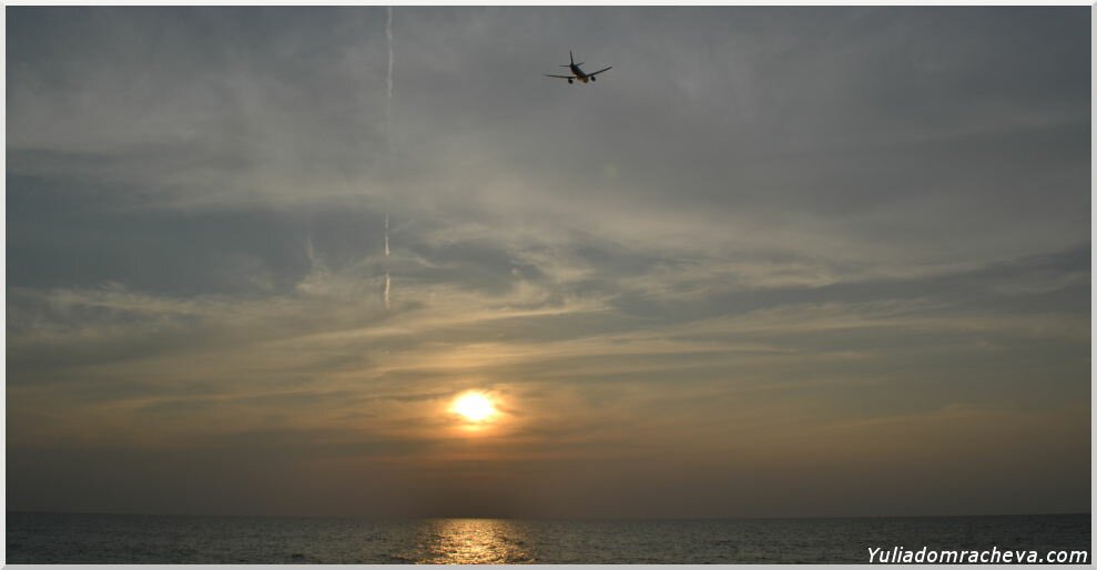 Самолеты пролетают над пляжем Май Кхао