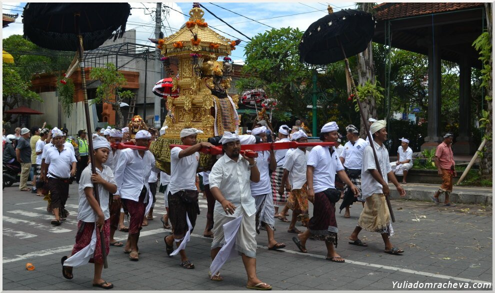 Балийцы несут свои божества перед Новым годом Ньепи
