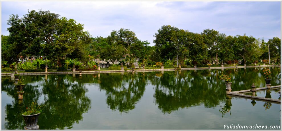 Шикарные пруды во дворце Уджунг