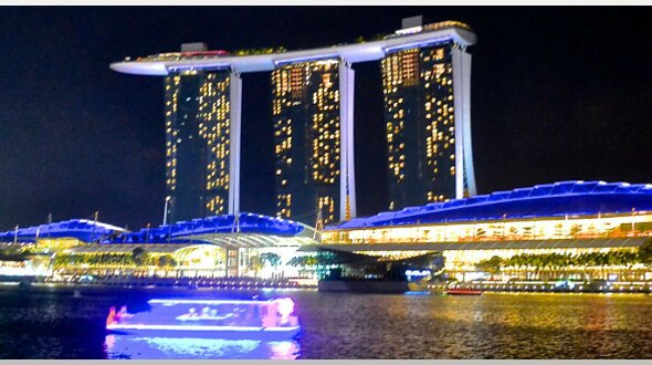 Отель Marina Bay ночью в Сингапуре