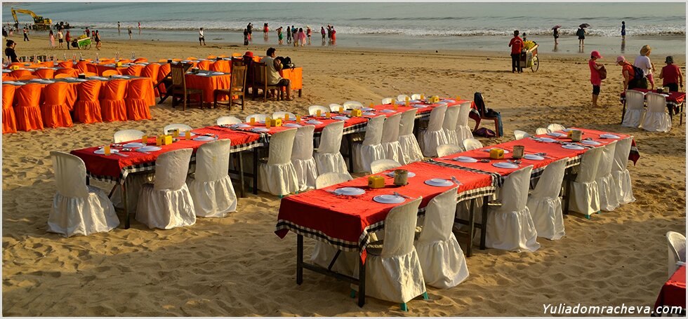 Ряды столов вдоль Индийского океана